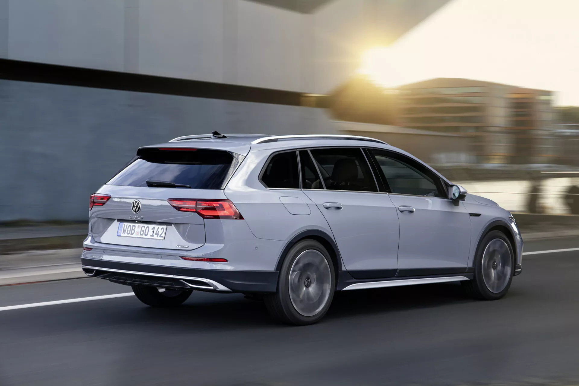 Volkswagen Golf Alltrack kombi 2017 v pohybe, zachytené v dynamickom pohľade z trojštvrte zadnej strany predstavujúce striebornú karosériu, LED zadné svetlá, zliatinové kolesá a aerodynamický dizajn na rozostrenom pozadí cesty.