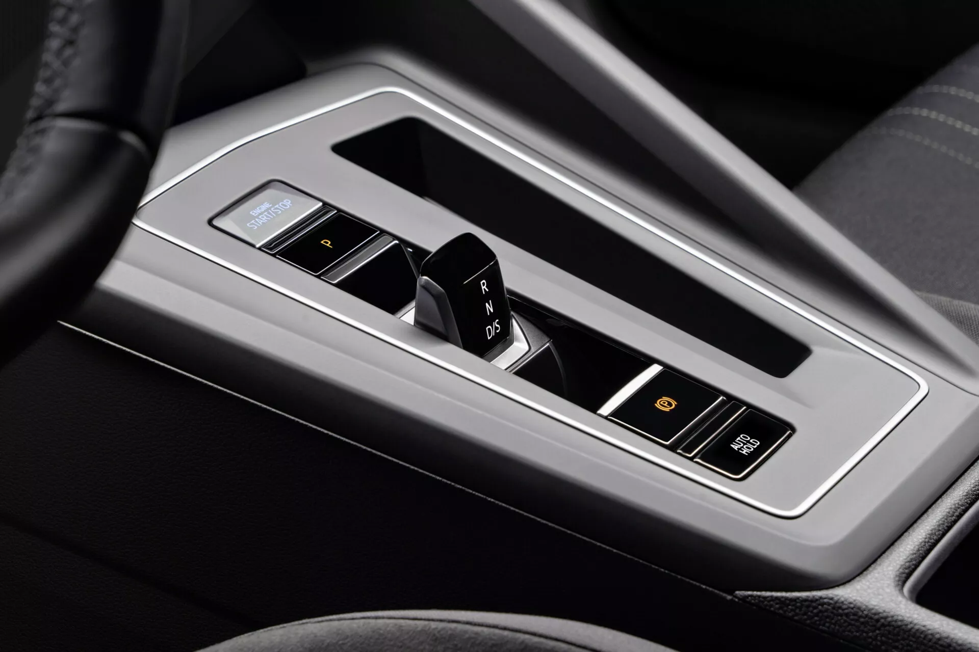 Detailný pohľad na stredovú konzolu VW Golf Alltrack 2017 s elektronickým radením v automatickej prevodovke s rozložením P R N D, tlačidlom na štart/stop bez kľúča a luxusnými detailmi interiéru