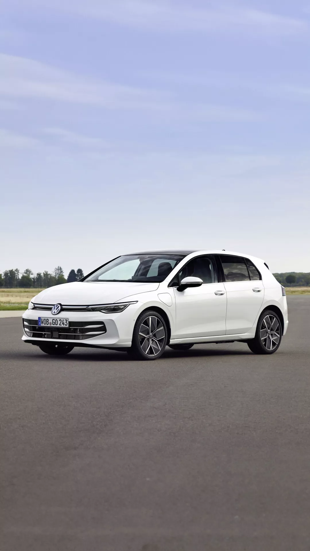 Model facelift VW Golf VIII 2024, biely štvordverový hatchback, bočný profil na asfalte ukazujúci siluetu, elegantný dizajn svetlometov, moderné zliatinové kolesá a bočné zrkadlá v farbe karosérie bez viditeľného strešného okna