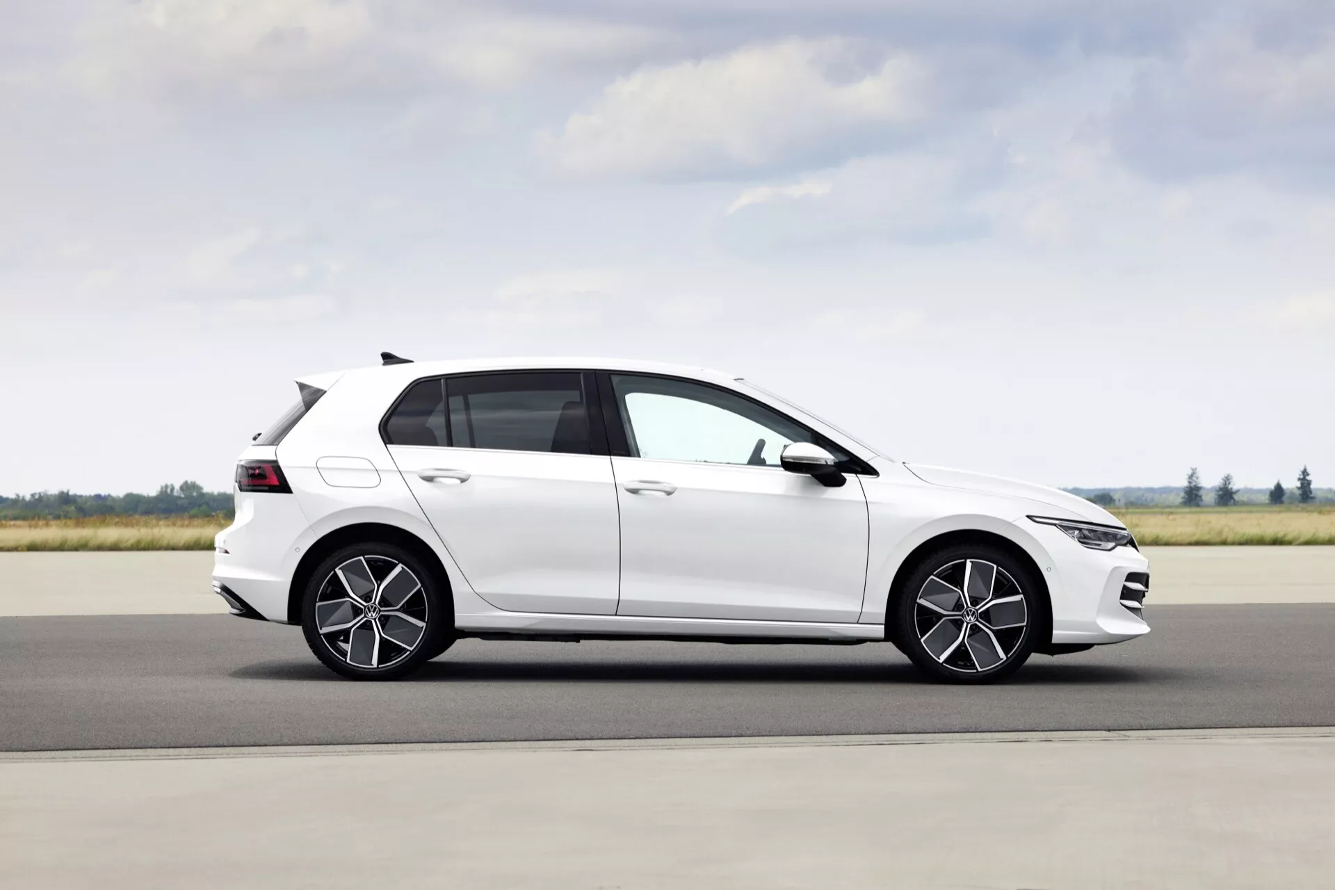 Facelift Volkswagen Golf VIII 2024 s aktualizovaným dizajnom a pokročilou technológiou