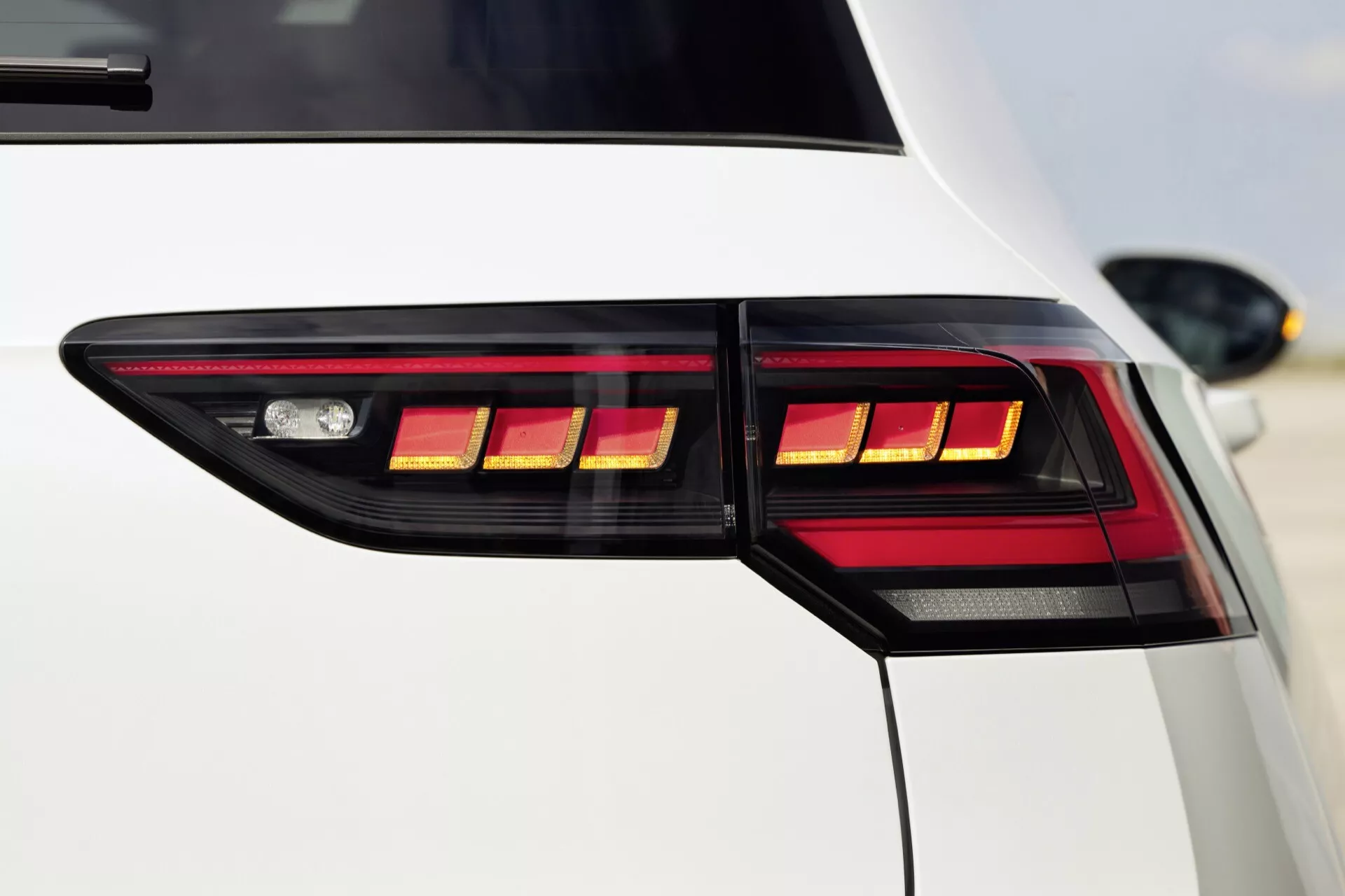 Detailný pohľad na zadný roh VW Golf 2024 (VIII-Facelift) s LED zadnými svetlami, zdôrazňujúci modernú a luxusnú estetiku vozidla