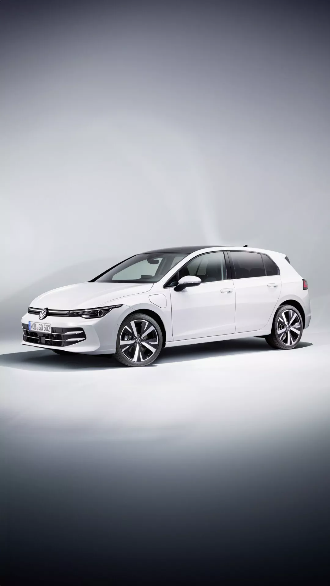 VW Golf 2024 (VIII Facelift) predvádza svoju aerodynamickú prednú mriežku, LED svetlomety, tvarovanú kapotu a štýlový bočný profil s liatymi kolesami, zobrazené z uhla trojštvrťového predného pohľadu, ktorý zdôrazňuje jeho dizajn a pokročilé funkcie.