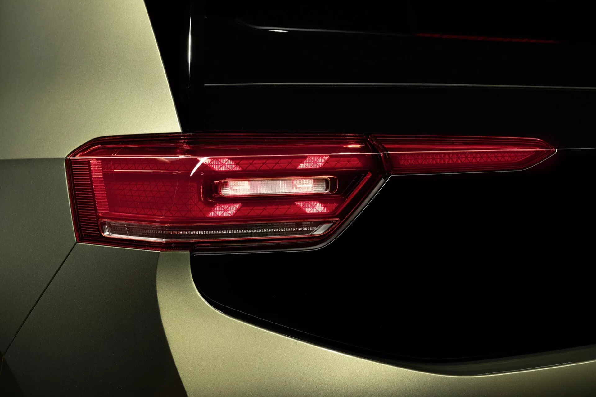 Detailný záber na zadné svetlo VW ID.3 2023 (1. generácia - Facelift), ktorý z bočnej perspektívy zdôrazňuje sofistikovaný dizajn LED a komplikované detaily