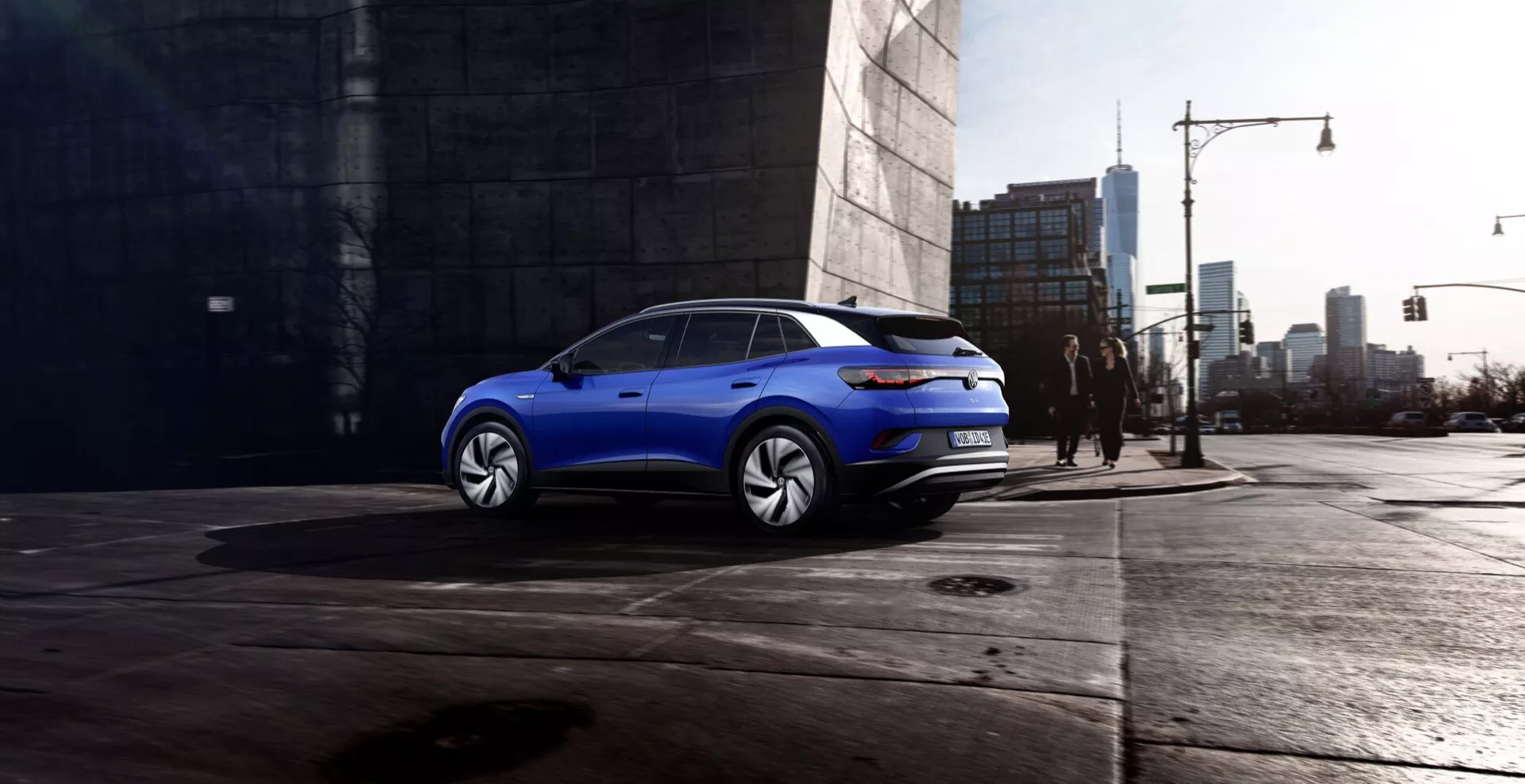 Elektrické SUV VW ID.4 1. generácie z roku 2020 v dynamickom jazdnom akte, ktoré ukazuje jeho elegantný dizajn a inovatívnu elektrickú technológiu