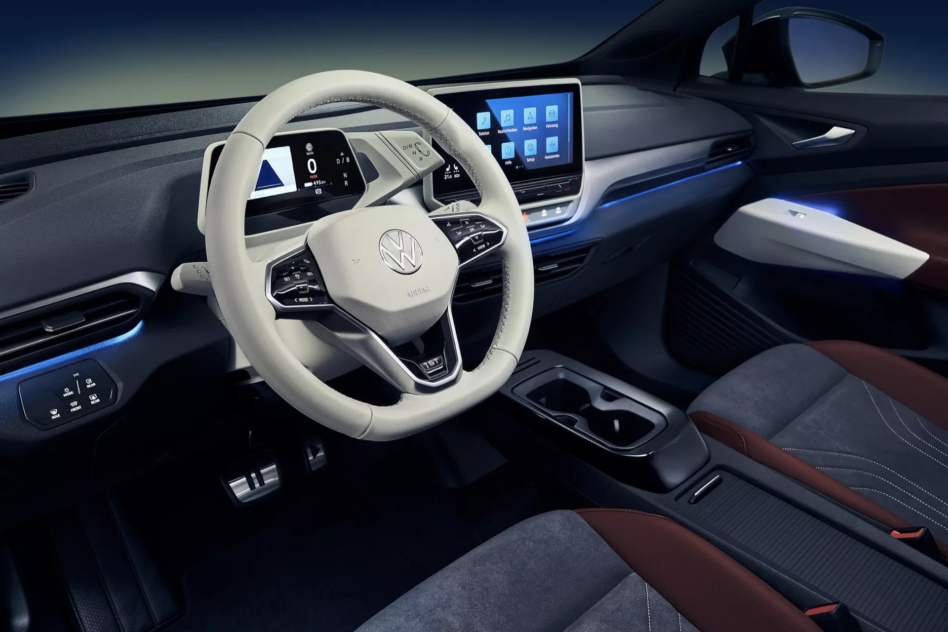 Elektrické SUV VW ID.4 1. generácie z roku 2020 vo výraznej modrej farbe s aerodynamickým dizajnom a modernými LED svetlometmi