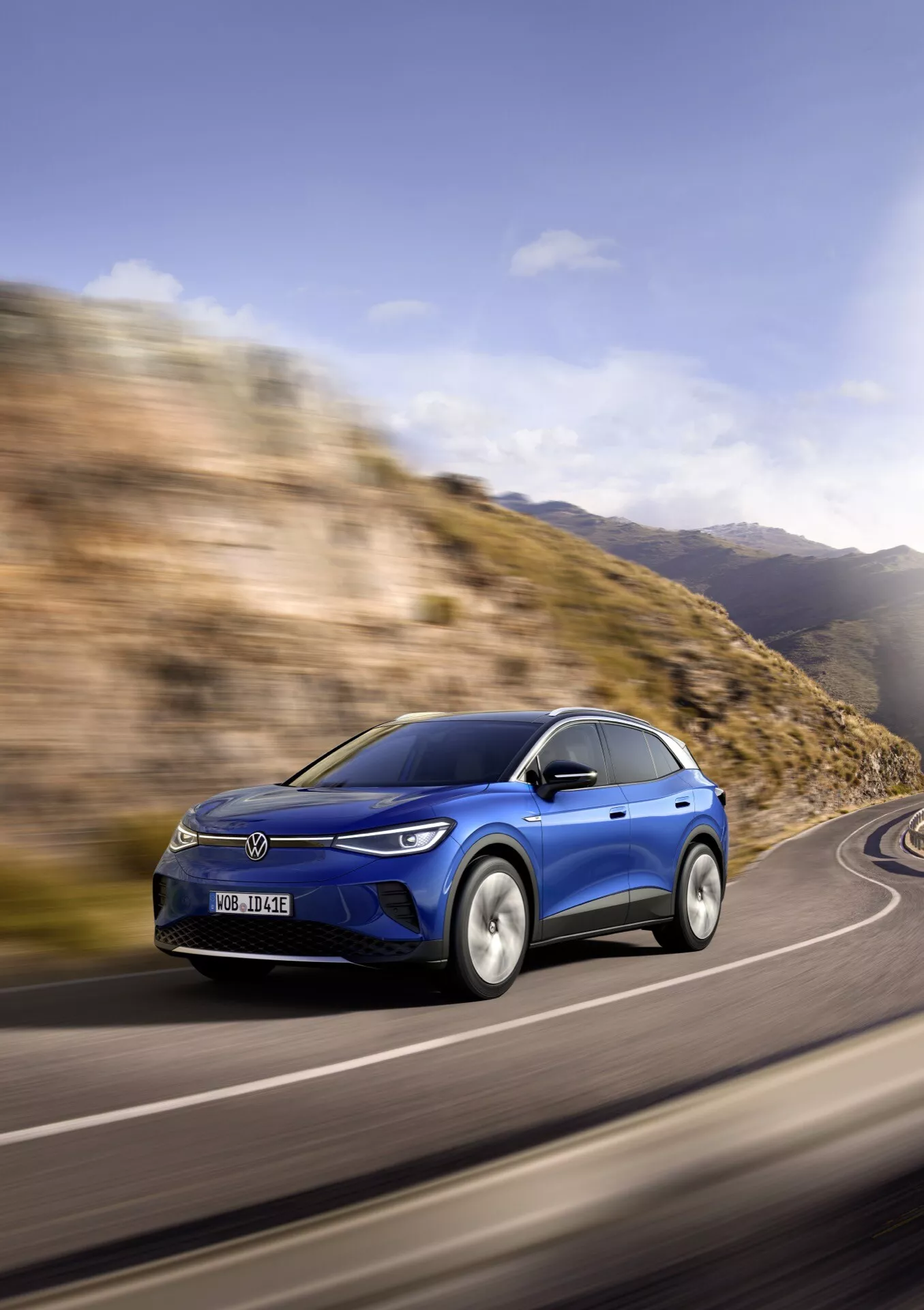 Volkswagen ID.4 prvej generácie z roku 2020 v pôsobivom striebornom prevedení, ktoré ukazuje jeho elegantný dizajn, aerodynamickú karosériu a inovatívnu elektrickú technológiu