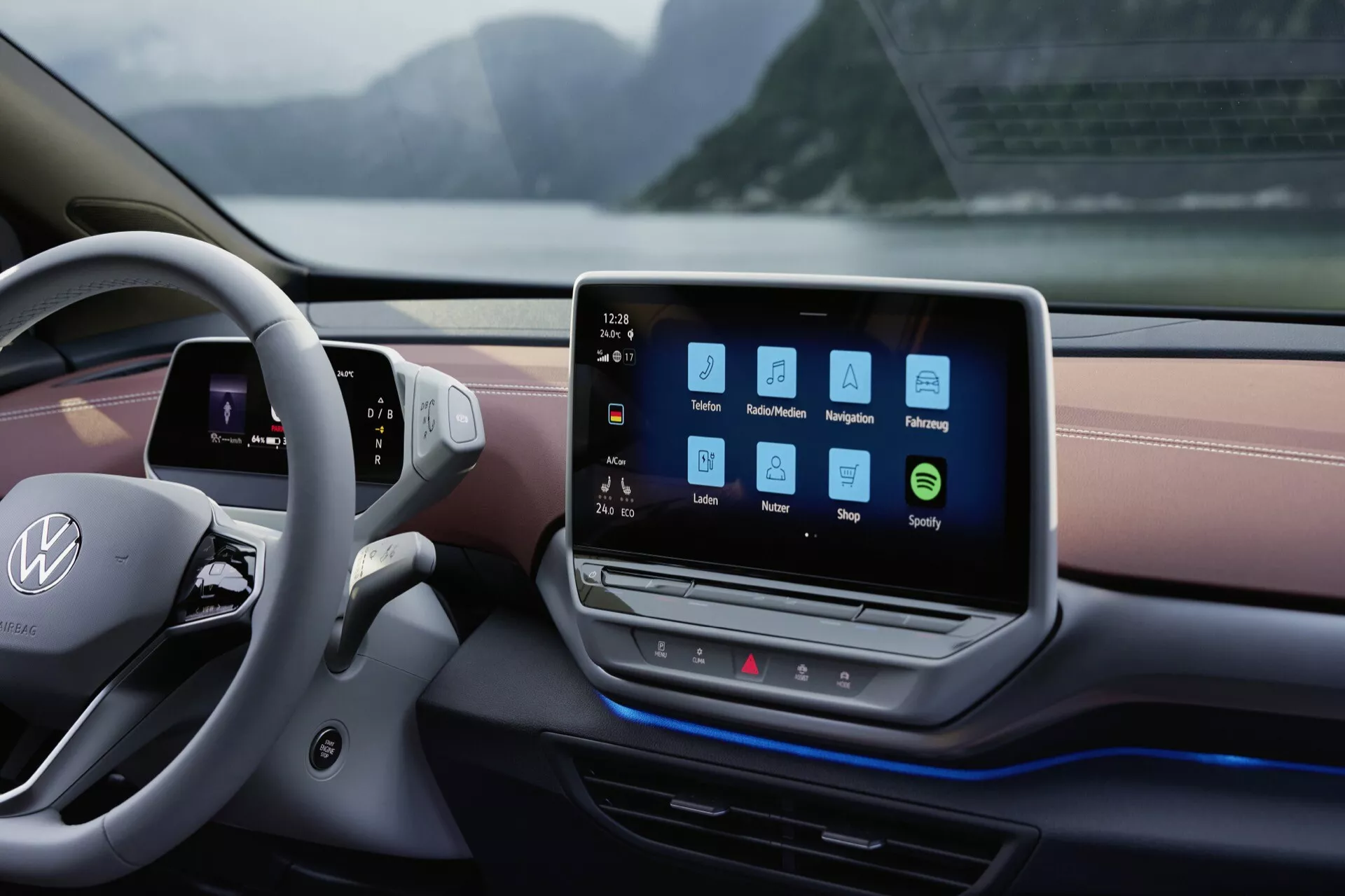 Interiér vozidla VW ID.5 2022 (1. generácia) sa zameriava na prístrojovú dosku z pohľadu vodiča, zvýrazňuje infotainment systém a volant. Veľký dotykový displej infotainment systému zobrazuje ikony pre Médiá, Rádio/CD, Navigáciu, Telefón, Informácie o vozidle, Nastavenia, Oznámenia, Car-Net a Spotify. Minimalistická prístrojová doska má horizontálnu orientáciu s kontrastným farebným lemovaním a ambientným osvetlením. Za dvojramenným volantom je digitálna prístrojová doska zobrazujúca tachometer. Volant s logom Volkswagen obsahuje rôzne integrované ovládacie prvky.