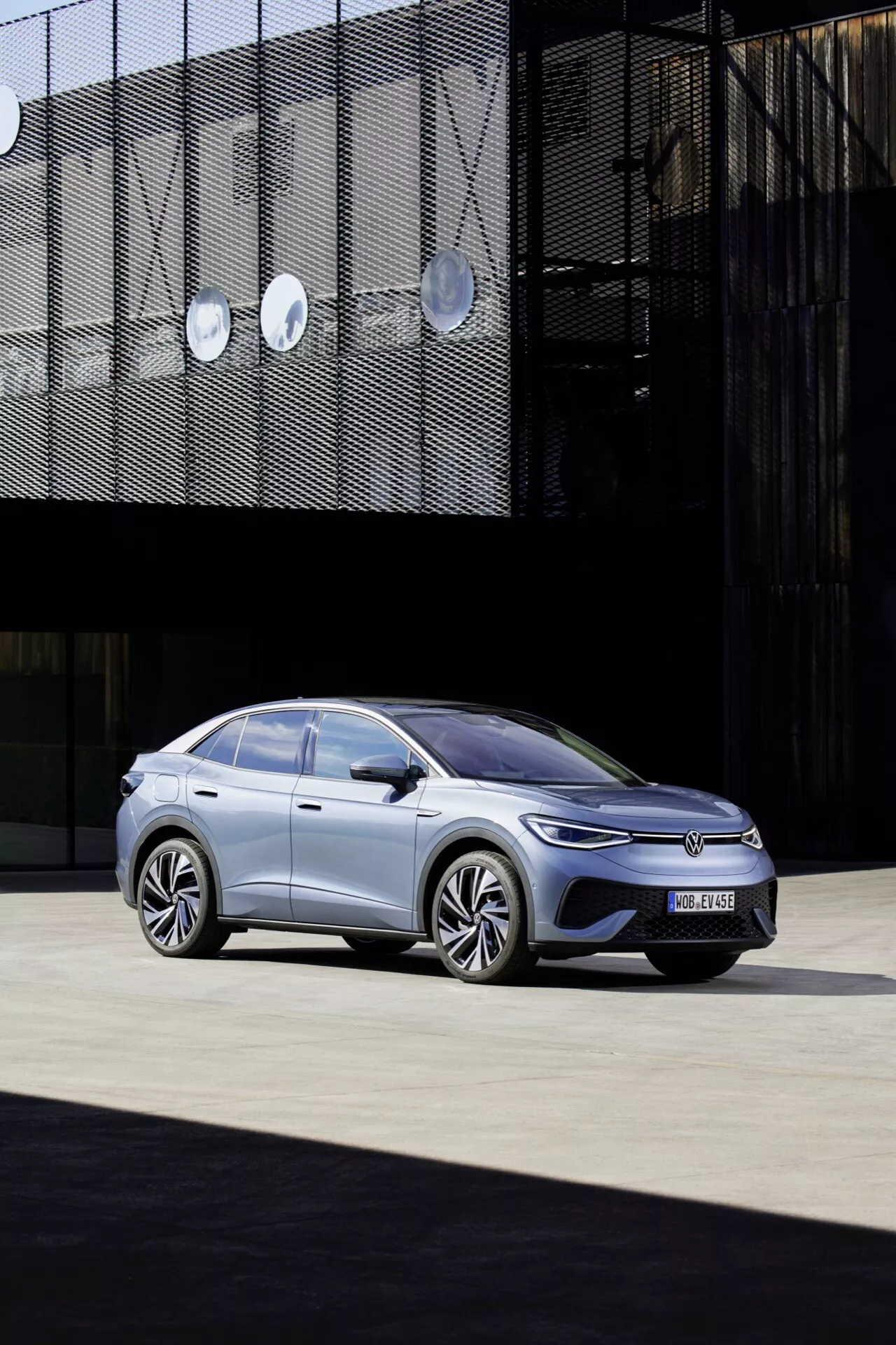 VW ID.5 2022 prvá generácia, elektrické SUV, elegantný a moderný dizajn s ostrými líniami, charakteristická predná mriežka, LED svetlomety a priestranný interiér s pokročilými technologickými funkciami