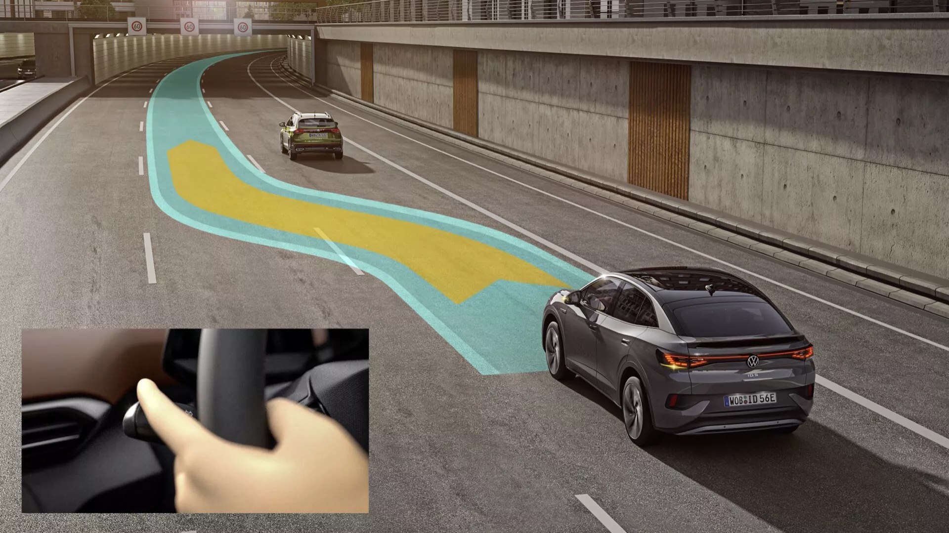 Kompozitný obraz zobrazujúci VW ID.5 2022 (1. generácia) s hornou polovicou zobrazujúcou letecký pohľad na dvojprúdovú cestu s tyrkysovým prekrytím označujúcim potenciálnu cestu vozidla, naznačujúcim pokročilé jazdné asistenty, ako je asistent udržania jazdného pruhu. Dolná polovica sa zaoberá detailom volantu s rukou vodiča, zdôrazňuje poliautonomné jazdné funkcie alebo hmatové ovládanie volantu.