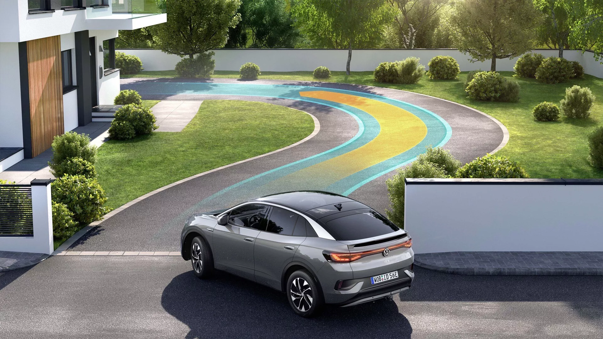 Pohľad zhora pod uhlom 45 stupňov na SUV Volkswagen ID.5 2022 v metalickej šedej farbe zaparkované na rezidenčnej ulici pred moderným domom, ukazujúci jeho elegantný dizajn so šikmou strechou, tónovanými oknami, zliatinovými kolesami, zadnými svetlami, zadným nárazníkom, zadnou časťou a dvojitým výfukovým systémom.
