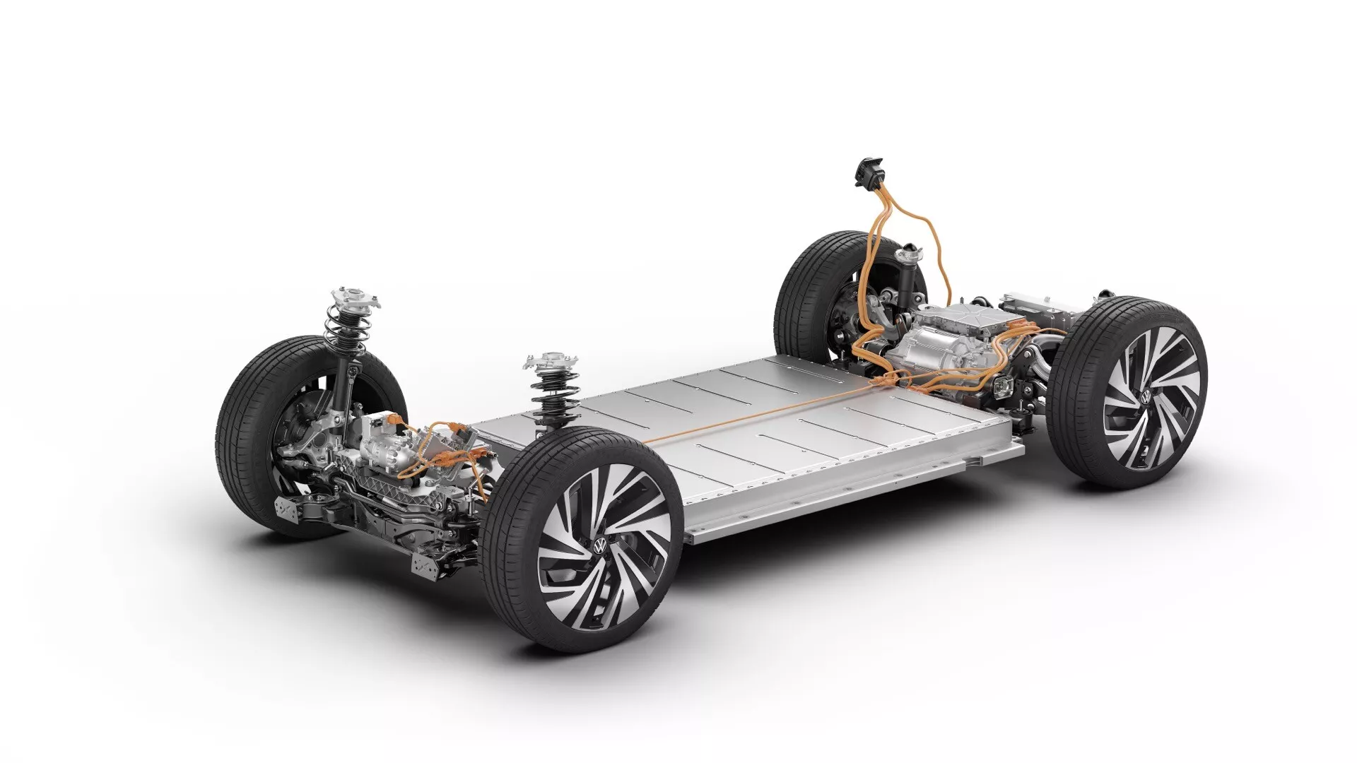 Obrázok zobrazuje platformu vozidla VW ID.5 2022 (1. generácia) bez karosérie, zdôrazňujúc podkladovú technológiu a mechanické komponenty z trojštvrtinového predného pohľadu. Plochý, obdĺžnikový skateboardový podvozok pravdepodobne obsahuje veľký, plochý šedý batériový modul v strede platformy. Viditeľné sú moderné hliníkové kolesá s nízkoprofilovými pneumatikami, výrazné MacPherson vzpery vpredu a viacprvkové nezávislé zavesenie vzadu. Sú tiež dobre viditeľné systém pohonu všetkých kolies, riadiaca tyč, konce spojovacích tyčí a ďalšie komponenty pohonu.