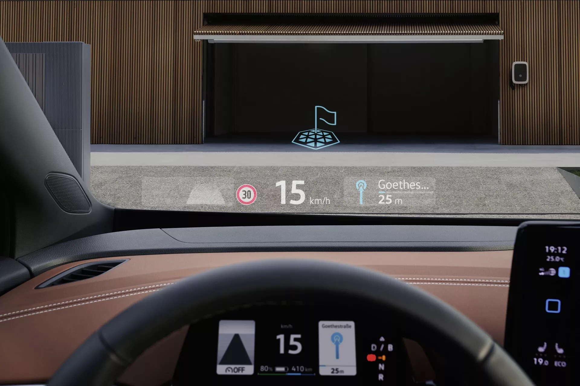 Pohľad na interiér z perspektívy vodiča v automobile VW ID5 (1. generácia) z roku 2022, so zameraním na digitálny displej prístrojovej dosky, ktorý ukazuje rýchlosť (15 km/h) a miestne obmedzenie rýchlosti (30 km/h), čo naznačuje rozpoznávanie dopravných značiek. HUD premieta navigačné údaje (odbočka na Goethestraße za 25 m). Viditeľná horná polovica minimalistického volantu. Bezpečnostné upozornenia ukazujú režim jazdy, funkciu automatického zastavenia a plne nabitú batériu (100%). Čiastočne viditeľný infotainment systém, pravdepodobne dotykový. Luxusný interiér v dvojfarebnom prevedení s detailami šitia. V pozadí vonkajší pohľad ukazuje garážové dvere.