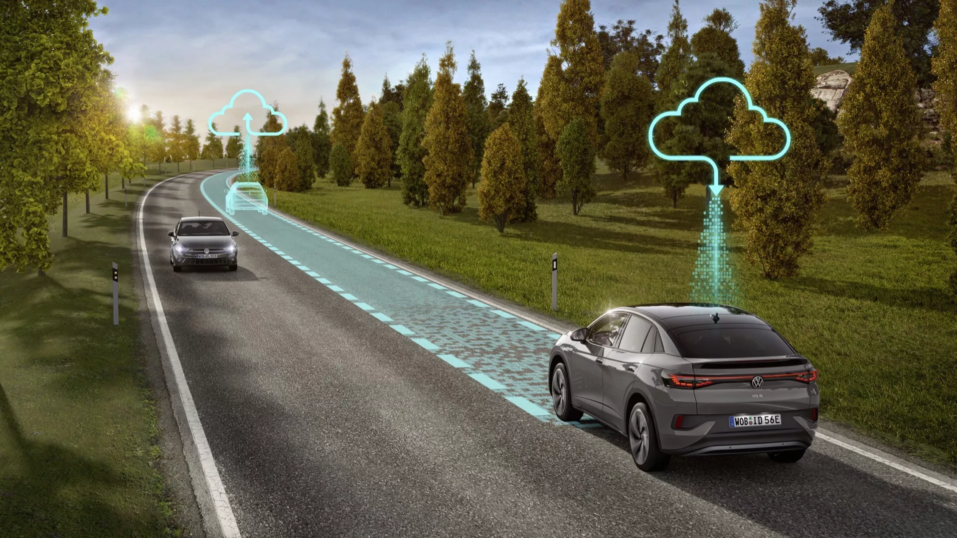 Farebný obrázok dvoch vozidiel na ceste ukazujúci pokročilé automobilové technológie, pravdepodobne asistenčné systémy riadenia alebo autonómne funkcie. Vozidlo v popredí zachytené zo zadného trojštvrtinového pohľadu zdôrazňuje zadné svetlá, dizajn zadného nárazníka a elegantné, aerodynamické línie moderného sedanu alebo liftbacku. Umiestnené v pravom pruhu, obklopené žiariacou modrou cestou znázorňujúcou jeho trasu. Tyrkysové prúdy sa pripájajú k ikonám v tvare oblakov nad vozidlom, symbolizujúcim cloudové pripojenie a výmenu dát v reálnom čase. Druhé auto, ktoré je ďalej v ľavom pruhu, je menej zaostrené. Pokojné okolie so sviežou zeleňou a jasnou oblohou zdôrazňuje spoľahlivosť technológie za optimálnych podmienok. Koncepty zahŕňajú autonómne riadenie, technológiu pripojených vozidiel, ADAS, komunikáciu medzi vozidlami a infraštruktúrou a inteligentnú dopravu.