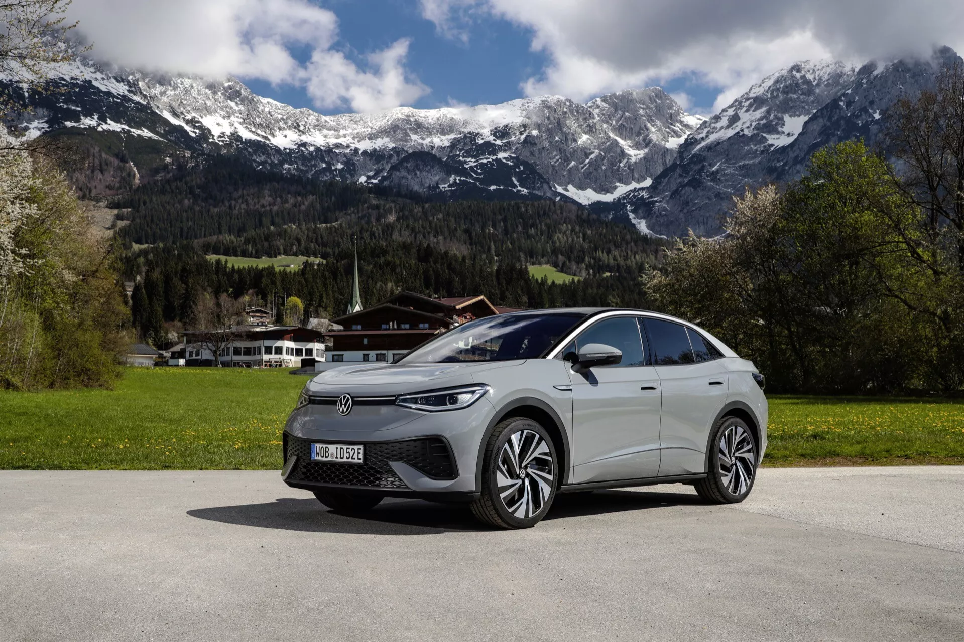 Bočný pohľad na Volkswagen ID.5 prvej generácie z roku 2022, ukazujúci jeho elegantný aerodynamický dizajn, pokročilý osvetľovací systém a moderné krivky v sofistikovanom mestskom prostredí.