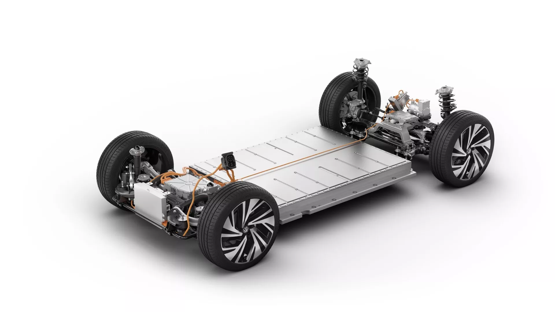 Vyšší pohľad na modernú platformu skateboardového podvozku elektrického vozidla (EV) pre 1. generáciu VW ID.5 z roku 2022, zobrazujúci centrálny batériový blok, elektrické motory s pohonom všetkých kolies, nezávislé zavesenie a pokročilú elektroniku pohonu, všetko na čistom, neutrálnom pozadí.