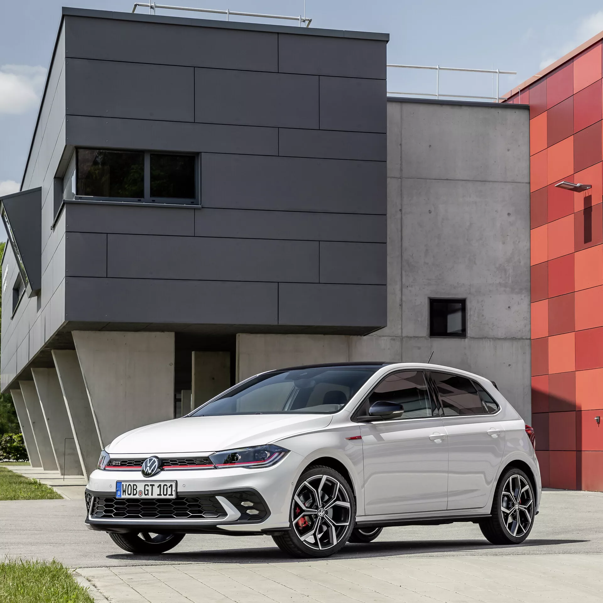 VW Polo 2021 VI-facelift, elegantný dizajn s modernými svetlometmi a leštenými zliatinovými kolesami