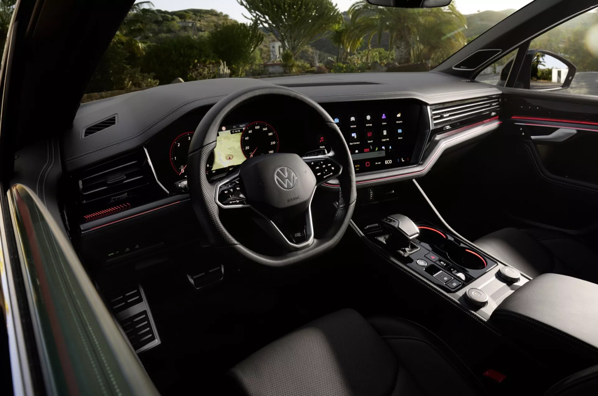 Interiér VW Touareg 2023 (III Facelift) zameraný na perspektívu vodiča s digitálnym prístrojovým panelom, multifunkčným volantom a veľkou obrazovkou infotainmentu