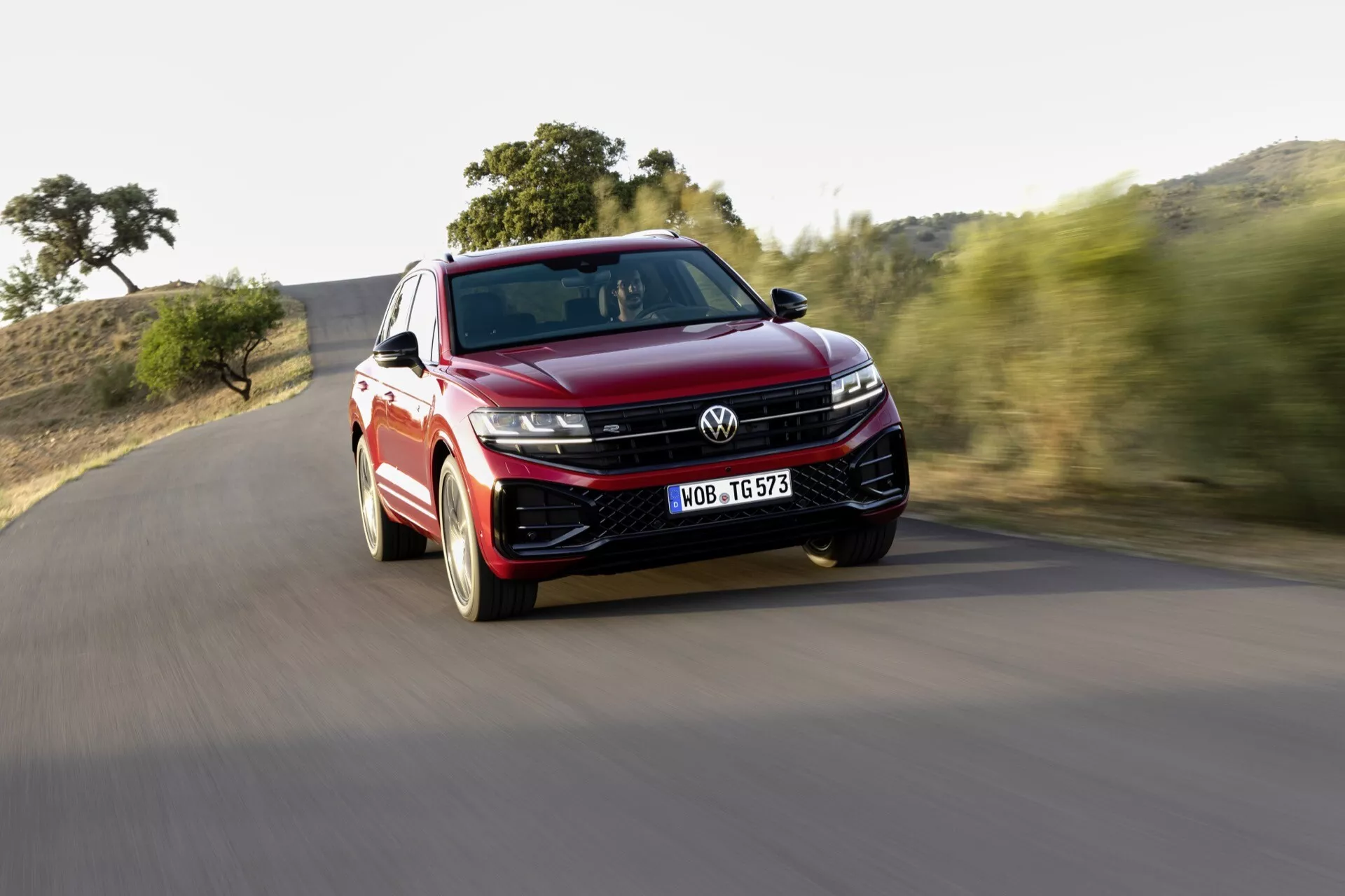 Facelift model VW Touareg III 2023 v pohybe, predvádzajúci elegantný dizajn a moderné funkcie