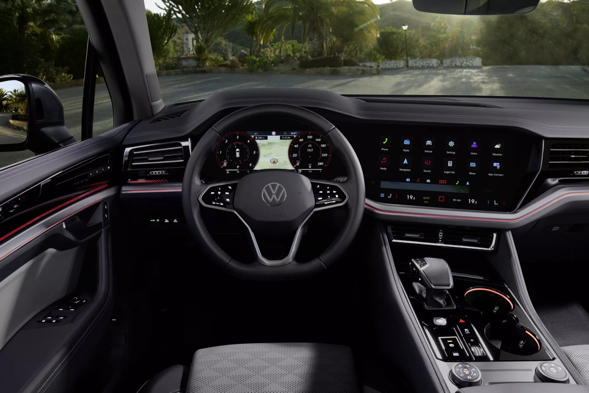 Interiér Volkswagen Touareg (III-Facelift) 2023 s digitálnym prístrojovým panelom, multifunkčným volantom so znakom Volkswagen, integrovaným dotykovým displejom infotainmentu, minimalistickými ovládacími prvkami na stredovej konzole a sofistikovanou tmavou farebnou schémou s ambientným osvetlením