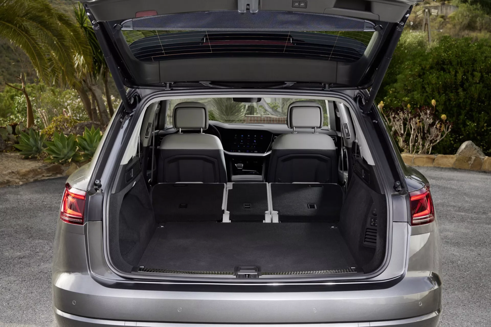 Zadná časť VW Touareg 2023 (III Facelift) s otvoreným kufrom ukazujúca priestranný nákladný priestor, sklopené zadné sedadlá, kvalitné vnútorné čalúnenie a integrované LED osvetlenie navrhnuté pre pohodlie a praktickosť