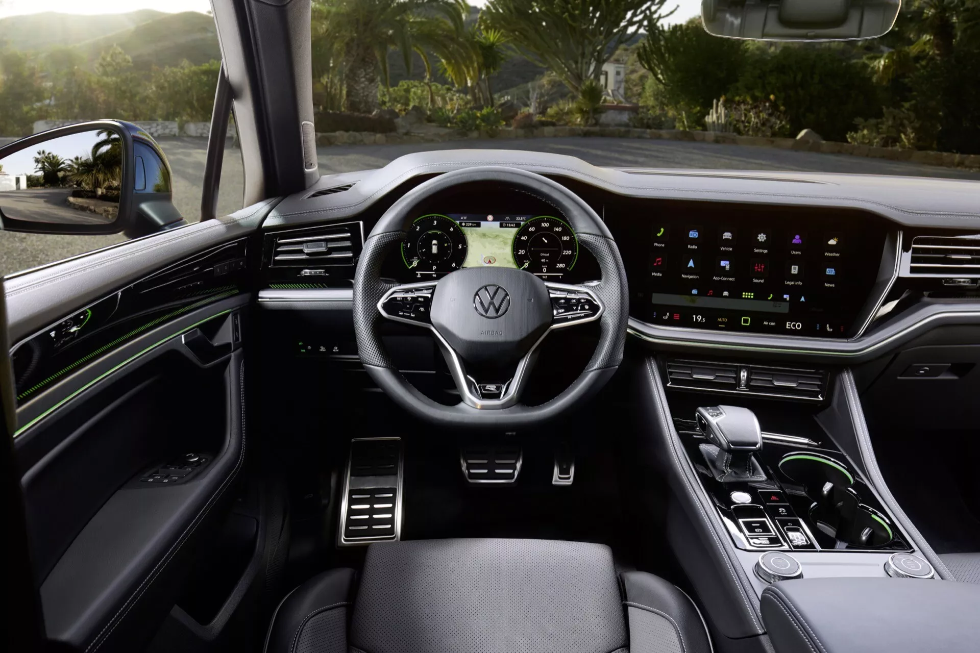 Interiér Volkswagen Touareg 2023 z pohľadu vodiča ukazujúci volant s integrovanými ovládačmi, digitálny prístrojový panel, dotykový infotainment systém, elegantnú radiacu páku a prémiový interiér s ambientným osvetlením