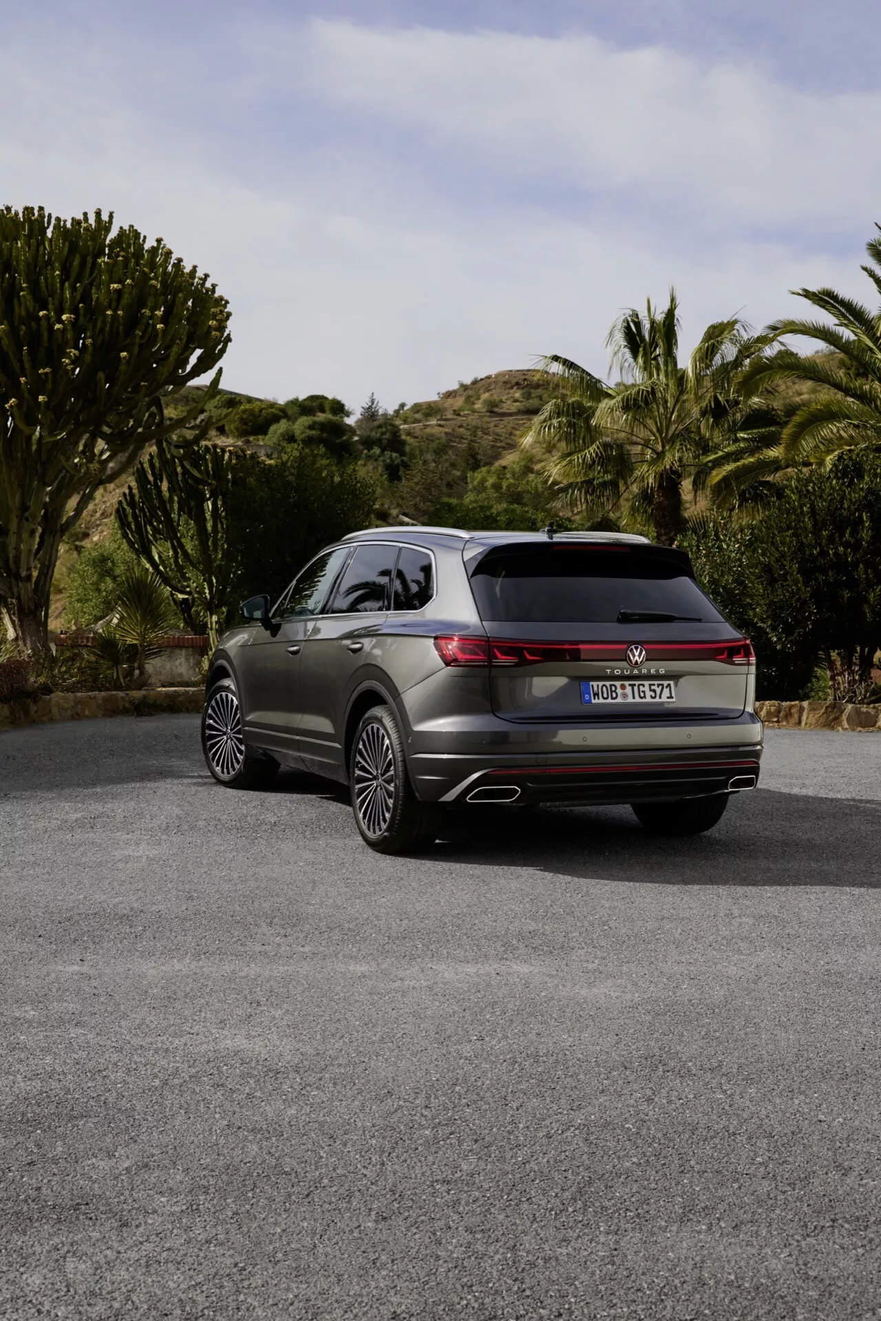VW Touareg 2023 (III-facelift) zobrazený z uhla tri štvrtiny zozadu s LED zadnými svetlami, dvojitými výfukmi a prémiovými zliatinovými kolesami na poloselskej ceste