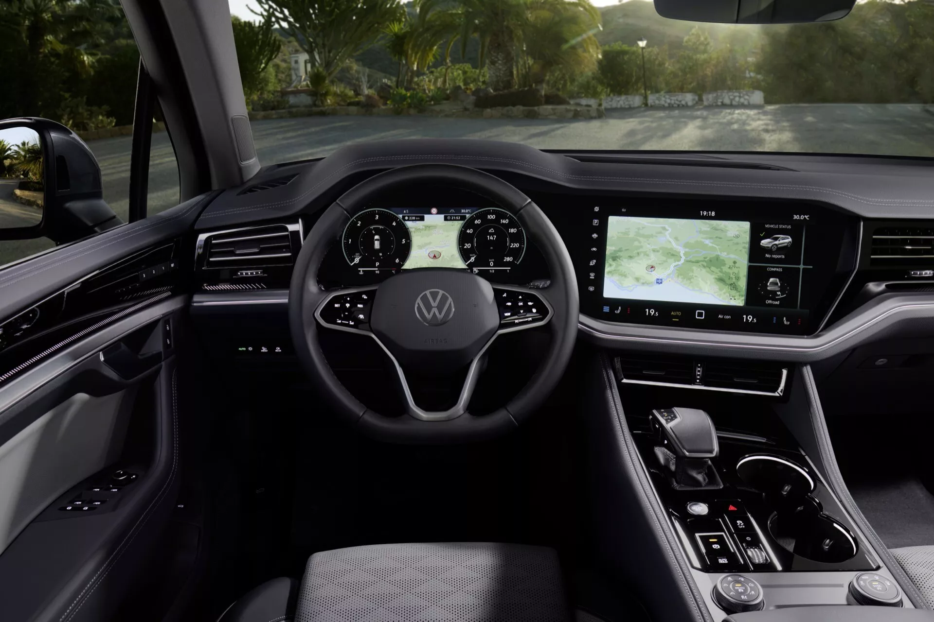 Interiér VW Touareg 2023 (III-facelift) z pohľadu vodičovho sedadla ukazujúci digitálnu palubnú dosku, volant s ovládacími prvkami a dotykový informačno-zábavný systém