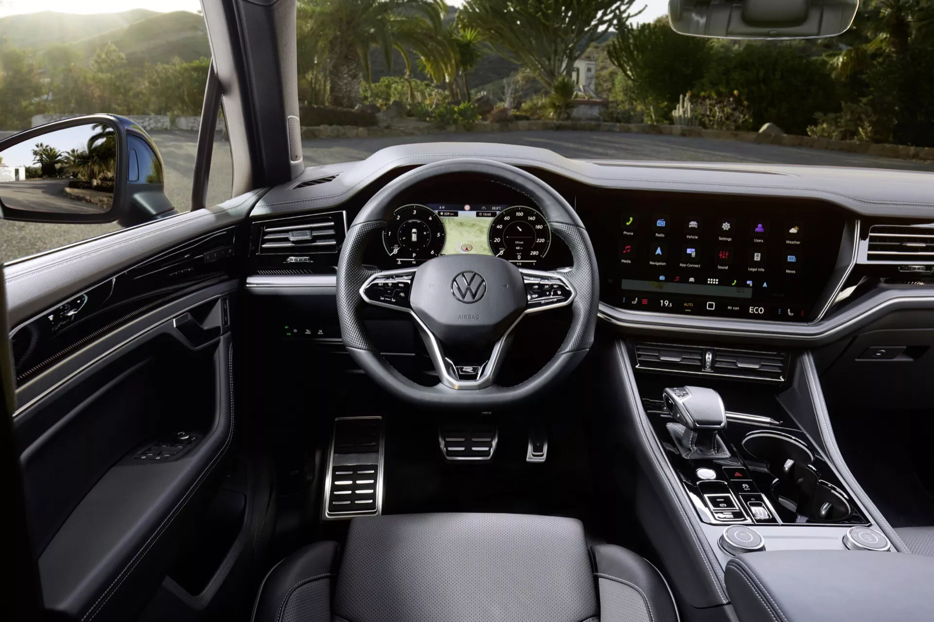 Interiér VW Touareg 2023 so zameraním na perspektívu vodiča vrátane multifunkčného volantu, širokého dotykového displeja na palubnej doske a povrchov z vysoko kvalitných materiálov