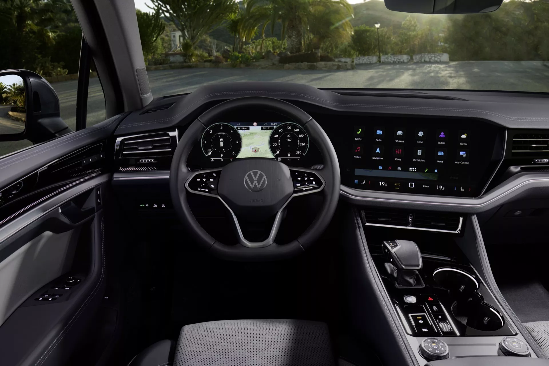 Interiér Volkswagenu Touareg 2023 s digitálnym prístrojovým panelom, multifunkčným volantom a pokročilým dotykovým infotainment systémom z pohľadu vodiča