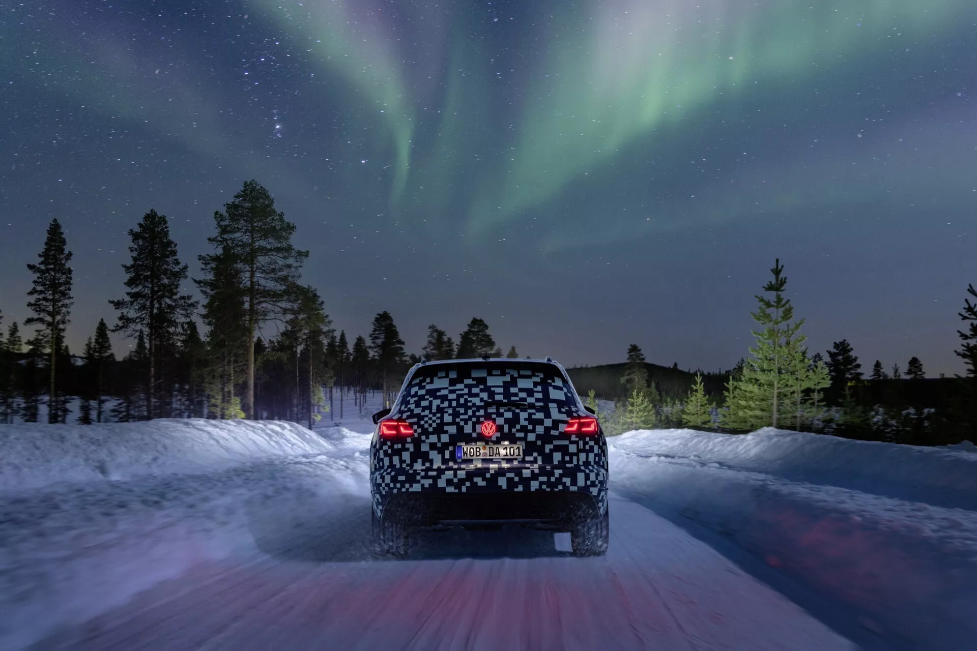 Model Volkswagen Touareg III Facelift 2023, predvádzajúci svoj elegantný dizajn, moderné LED svetlomety a aktualizovanú prednú masku v dynamickej póze