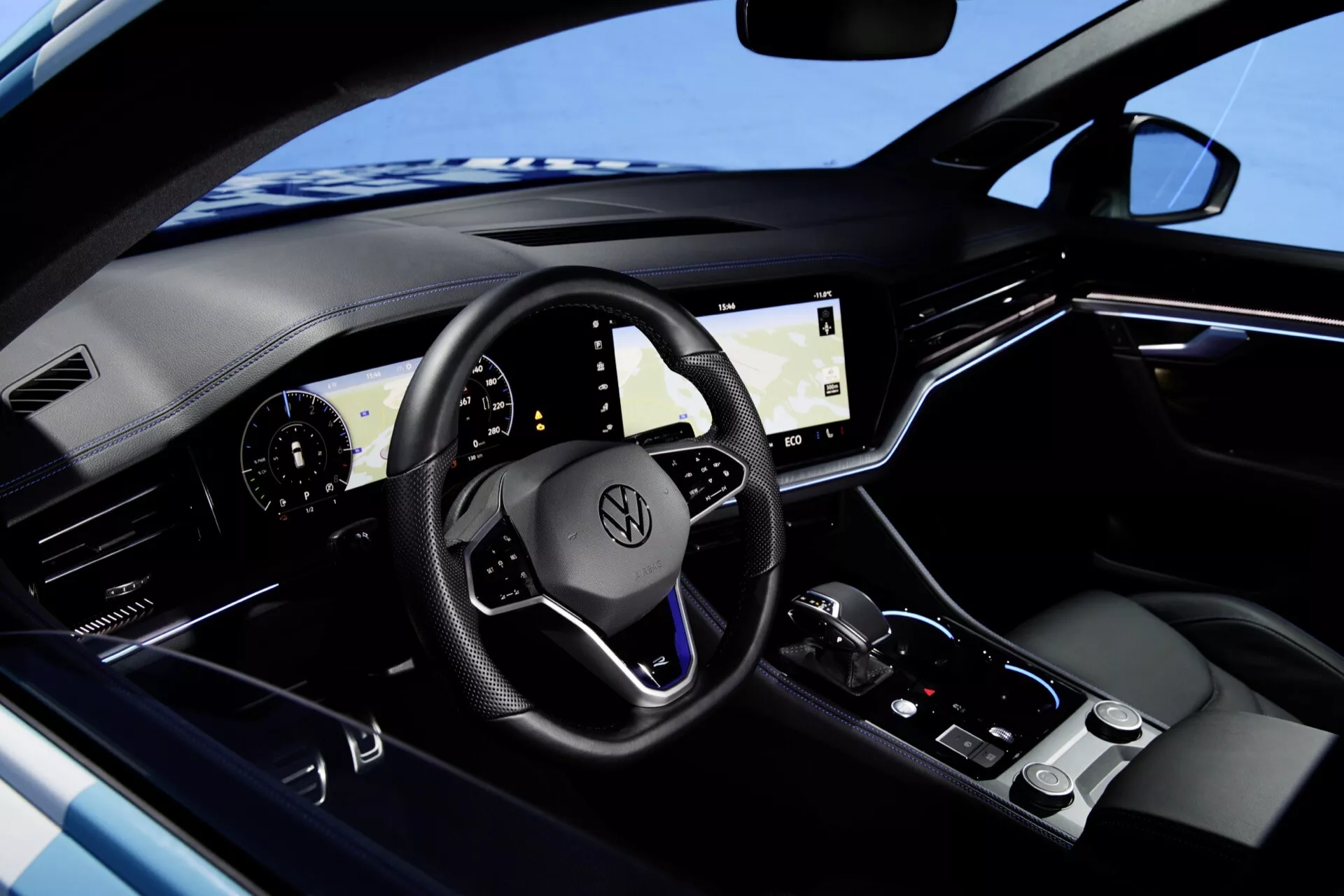 Interiér VW Touareg 2023 s pokročilým palubným panelom s digitálnymi displejmi a dotykovými ovládačmi, luxusným tmavým obkladom s kovovými akcentmi a štíhlou stredovou konzolou