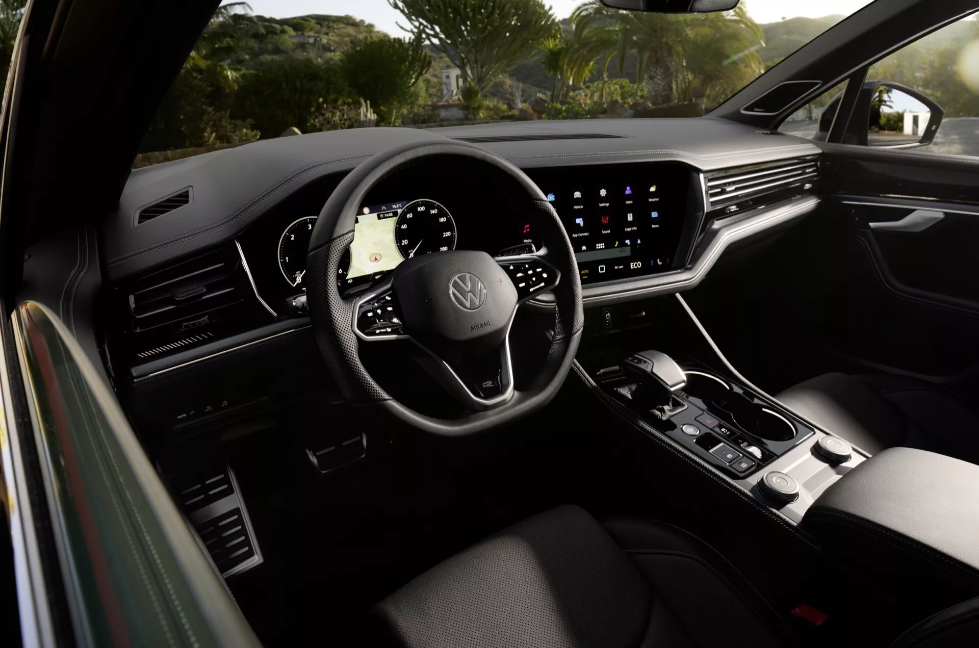 Interiér VW Touareg 2023 z pohľadu zo zadného sedadla, digitálny prístrojový panel a dotykový informačný systém